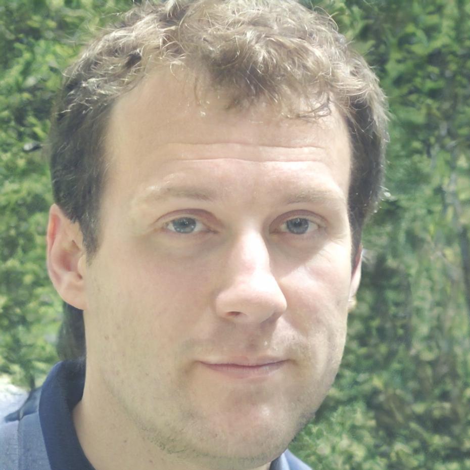 Retrato de Marcos Herrera, instructor principal de finanzas