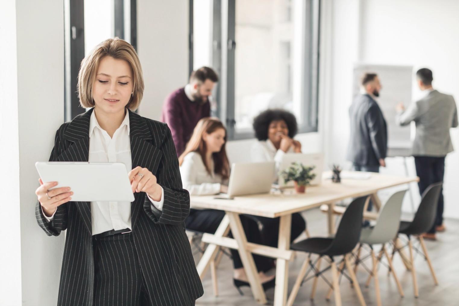 Espacio de trabajo moderno para consultas sobre educación financiera